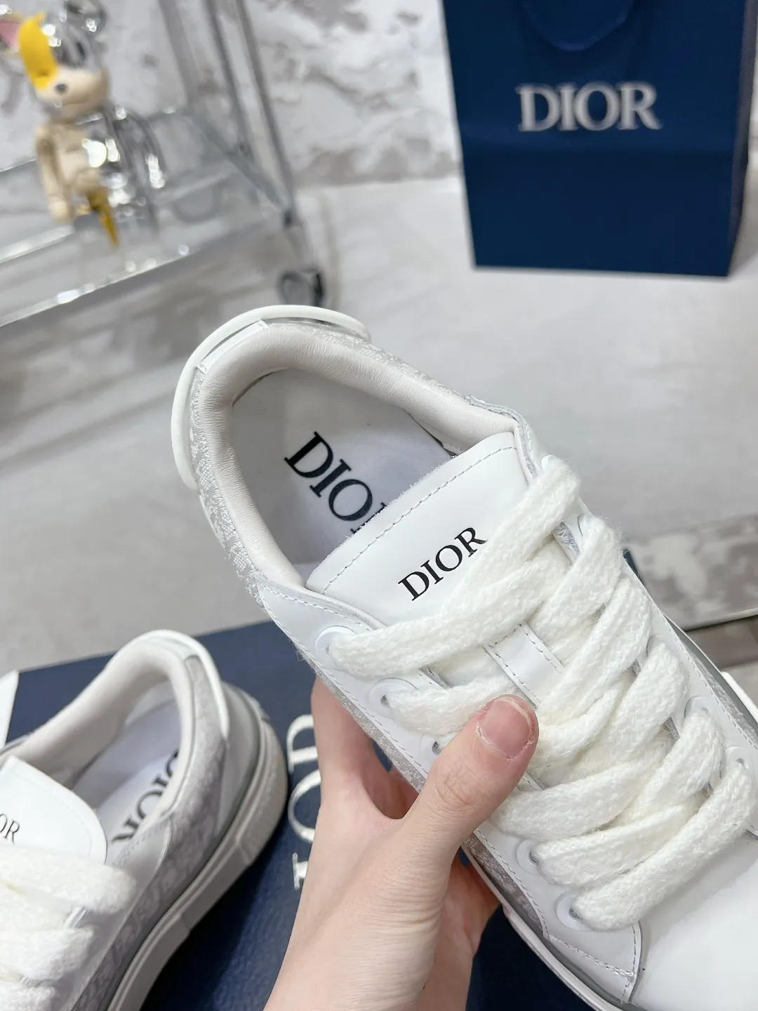 👟👟Ex-factory price 560👟👟 Women's shoe factory top version Dior B33 series! Casual sneakers for couples 👟 Purchased from the original, developed and made. Carefully crafted from Dior gray cow leather, decorated with tone-on-tone CD Diamond pattern canvas panels on the sides. The shoelace eyelets in the shape of CD Icon are clever and exquisite, and the two-color sole, tongue and heel are all decorated with special details, making it even more refined. It is a very casual and versatile shoe. 🔘Fabric: Original customized calfskin + Oblique floral fabric 🔘Inner: Customized breathable lining 🔘Outsole: Original molded T👟👟Ex-factory price U combination outsole 🔘Sole thickness: 3CM 🔘Number of sizes: Women’s size: 35-41 Men’s size: 38-46 (Female 41, Men’s 38, 46 customized are not returnable)